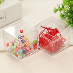Caja de regalo cuadrada de acrílico transparente con dulces y relleno de papel decorativo
