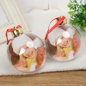 Primer plano de bolas de Navidad transparentes DIY con fotos festivas personalizadas