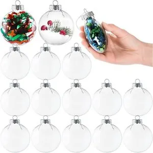 Vista detallada de bolas de Navidad de plástico transparente para mostrar el tamaño.