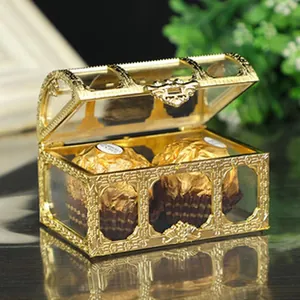 Elegante caja de caramelos tipo cofre del tesoro dorado transparente con detalles oro