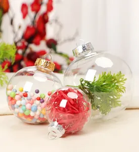 Detalle de bolas de Navidad transparentes con rellenos coloridos para bricolaje.