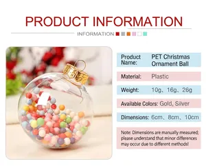Vista detallada de una bola de Navidad transparente de plástico con bolas de espuma de colores