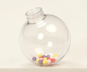 Primer plano de una bola de Navidad transparente hueca para bricolaje con abertura