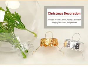 Detalle de tapas de bolas de Navidad doradas y plateadas con una bola de plástico transparente