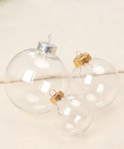Vista detallada de bolas de Navidad transparentes de plástico hueco sin costuras en tres tamaños
