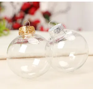 Vista detallada de bolas de Navidad de plástico transparente con tapas decorativas