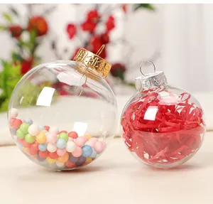 Primer plano de bolas de Navidad transparentes rellenables con rellenos de colores.