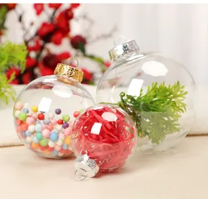 Primer plano de bolas de Navidad transparentes DIY con rellenos coloridos y ganchos