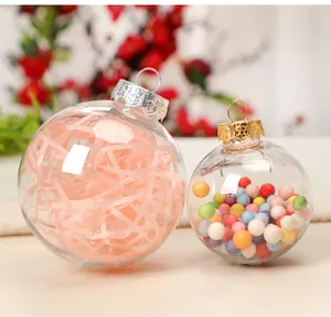 Vista detallada de bolas de Navidad transparentes rellenas de papel rosa y bolas de colores