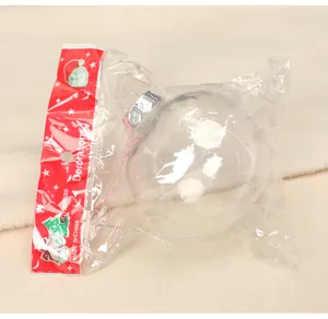 Vista detallada de una bola de Navidad de plástico transparente en su embalaje original.