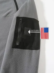 Detail der Ärmeltasche mit Klettverschluss und abnehmbarer US-Flagge