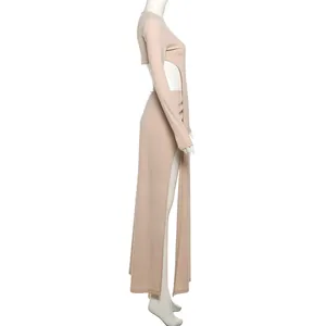 Vue latérale d'un ensemble beige haut à manches longues découpé et jupe fendue.