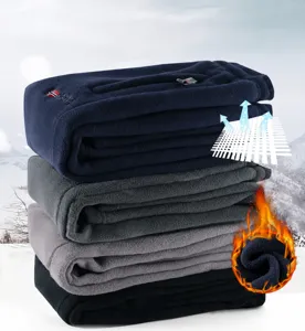 Detailaufnahme dicker Fleece-Jogginghosen in mehreren Farben für Textur und Wärme
