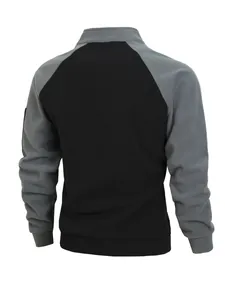 Rückansicht einer zweifarbigen Herren-Coral-Fleecejacke mit Stehkragen und Raglanärmeln.