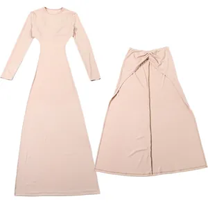 Ensemble deux pièces avec haut à manches longues et jupe longue assortie rose clair.