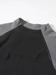 Detailansicht der Herren-Fleecejacke mit Stehkragen und speziellen Schulter-Reißverschlüssen.