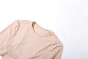 Vue détaillée d'un t-shirt à manches longues et col rond pour femme minimaliste