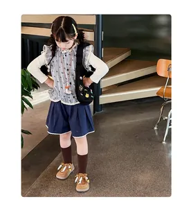 Mocassins en cuir vintage pour enfants portés par une fille en tenue élégante