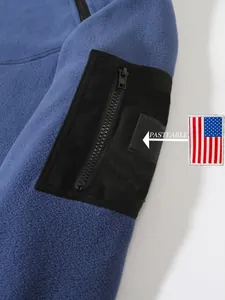 Detail der Ärmeltasche einer Fleecejacke mit Klettverschluss und US-Flagge