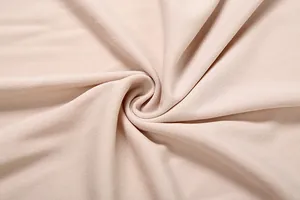 Vue rapprochée de la texture d'un tissu en maille beige doux aux détails fins, qualité.
