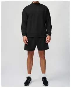 Vista frontale completa di completo sportivo nero da uomo con dettaglio colletto a mezza zip