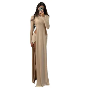 Élégante robe beige à manches longues avec découpes à la taille et fente latérale