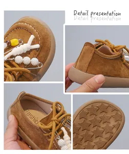 Vue détaillée de chaussures en daim marron pour enfants avec épingles et semelles étoiles.