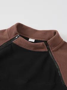 Detailaufnahme des Herren-Fleece-Pullovers mit Doppelreißverschluss und Stehkragen