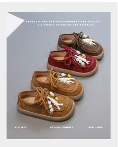 Chaussures en cuir rétro pour enfants en marron foncé, bordeaux et beige avec perles décor.