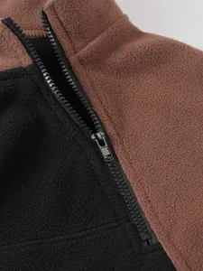 Nahaufnahme einer zweifarbigen Herren-Fleecejacke mit robustem schwarzen Reißverschluss.