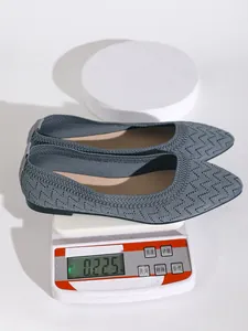 Vue détaillée de ballerines en tricot gris léger sur une balance pesant environ 0,225 kg