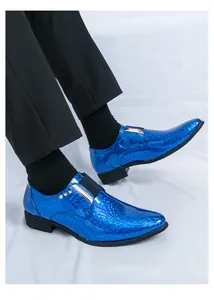 Blaue Lackleder-Herrenschuhe mit spitzer Kappe und goldfarbenen Metallakzenten