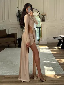 Ensemble élégant beige t-shirt à manches longues irrégulier et mini-jupe moulante