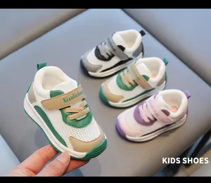 Detail von atmungsaktiven Mesh-Kinderschuhen in verschiedenen Farben für Kleinkinder