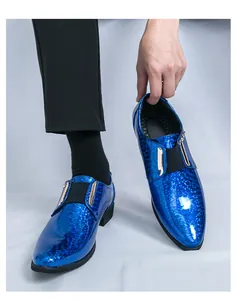 Detailansicht der glänzenden blauen spitzen Herren-Business-Schuhe mit Gold-Schnalle