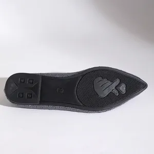 Vue détaillée de la semelle antidérapante texturée d'une chaussure plate grise