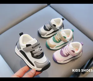 Detailansicht verschiedener Farben atmungsaktiver Mesh-Lauflernschuhe für Kinder