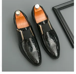 Detailansicht hochglänzender schwarzer Lacklederschuhe für Herren mit stilvollen Metallschnallen