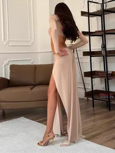 Élégant ensemble beige deux pièces avec haut court à manches longues et jupe longue