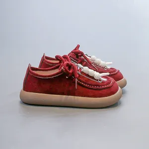 Mocassins vintage en daim rouge pour enfants avec breloques en perles blanches et semelle