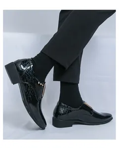 Detailansicht der schwarzen Herren-Lackleder-Loafer mit stilvoller goldener Metallschnalle
