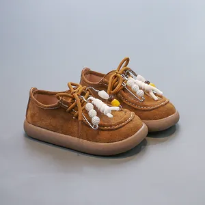 Chaussures vintage en daim marron pour enfants avec perles et épingles