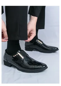 Detailaufnahme von formellen schwarzen Herrenschuhen aus Glanzleder mit Metallelementen