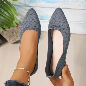 Vue détaillée de ballerines en maille grise à bout pointu et motif vagues