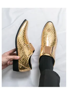 Detail von goldenen Herren-Spitzschuhen mit glänzender strukturierter Oberfläche