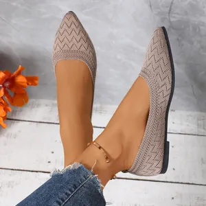 Vue détaillée de ballerines pointues en maille taupe avec un motif zigzag élégant