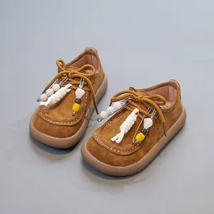 Chaussures pour enfants en daim marron avec nœuds en corde blanche et épingles