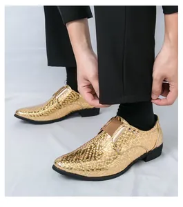 Glänzende goldene Herren Business-Schuhe mit Metallschuppen-Muster und spitzer Kappe.
