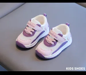 Atmungsaktive lila Mesh-Sneaker für Kleinkinder mit weicher, rutschfester Sohle
