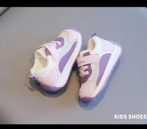 Detailaufnahme der atmungsaktiven pink-violetten Mesh-Lauflernschuhe für Kinder